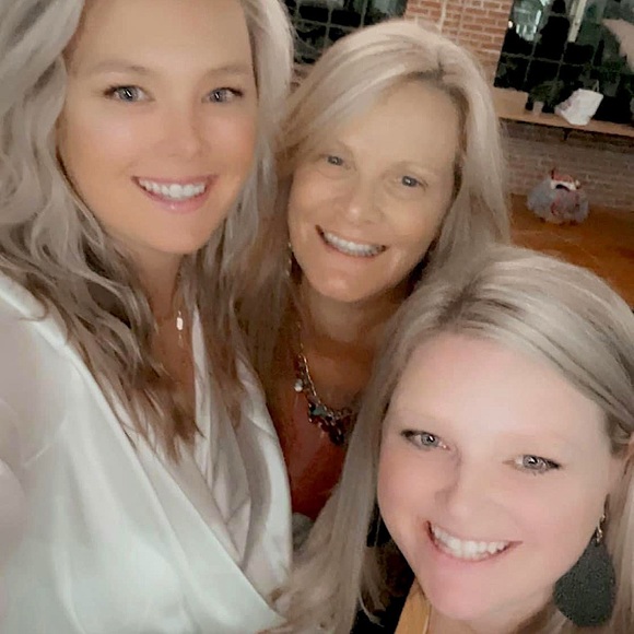 Hi, I'm Dana, or Dee Dee, as my Grands call me. - Picture 14 of 15